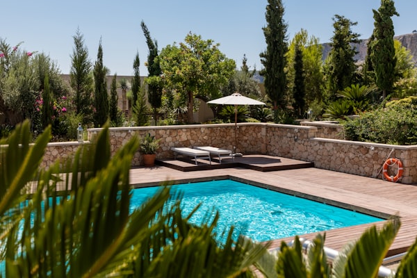 Piscine coque compacte Freedom City pour petit jardin