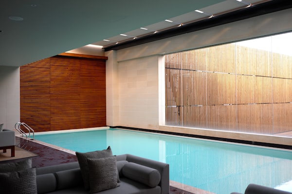 Piscine à débordement effet miroir